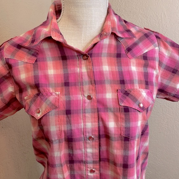 Wrangler Tops - 🎉HP🎉Wrangler Pink Plaid Snap Front Shirt